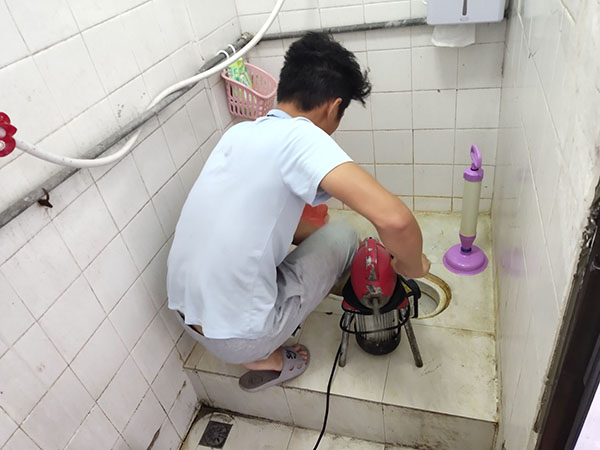浑南管道堵塞冒臭气 专业师傅现场解决问题